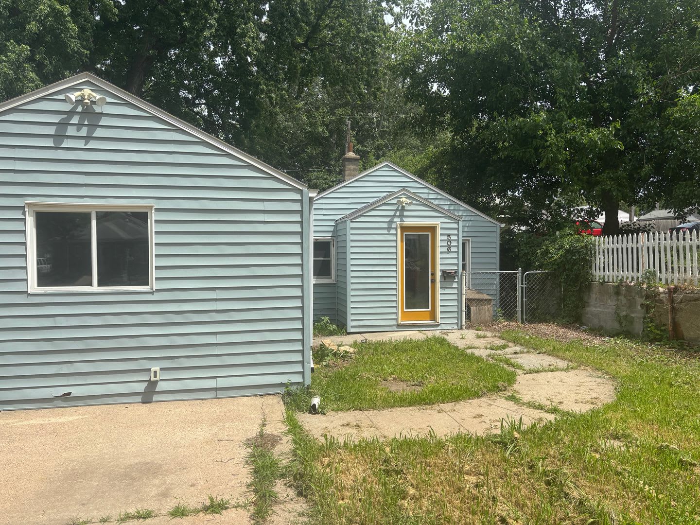 Perfect Home for You and Your Pup! Dog House Included + Fenced Yard – photo 1