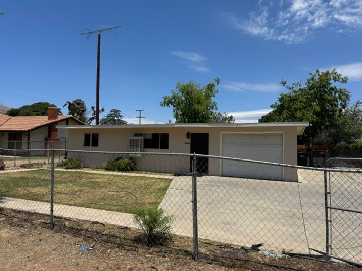 Beautifully Renovated 2 Bedroom Home Is Now Available For Rent – photo 2