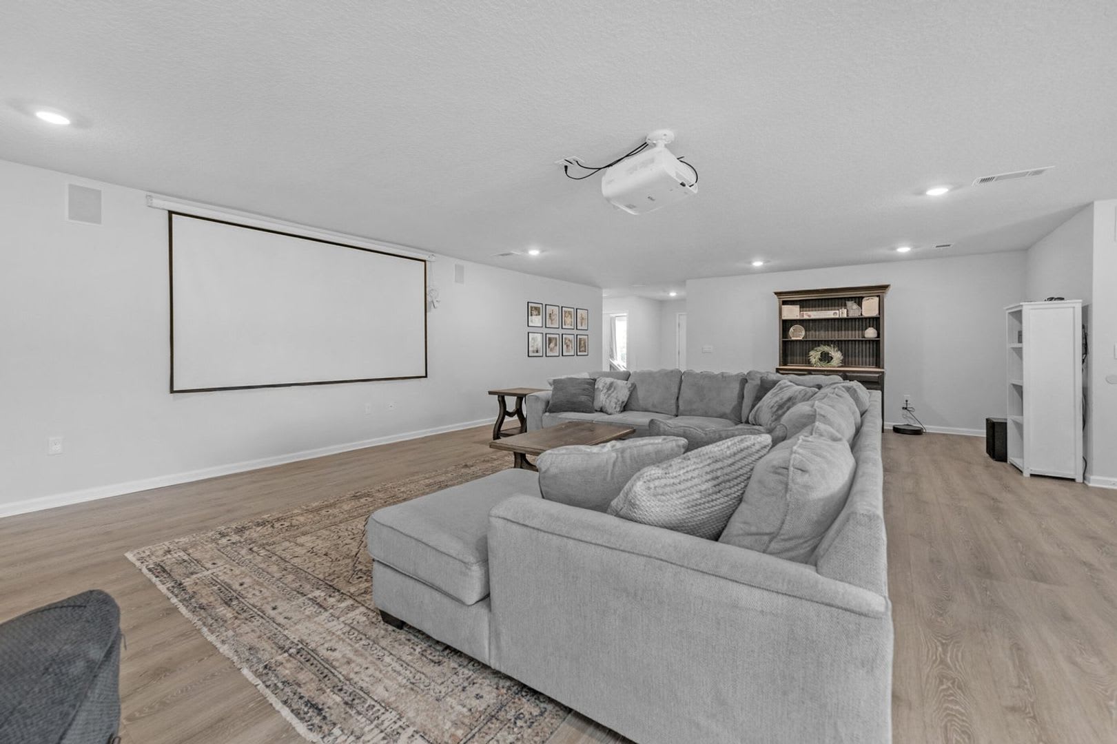 Spacious and functional 5-bedroom, 3-bathroom home available for rent in Laurel Hill! – photo 4