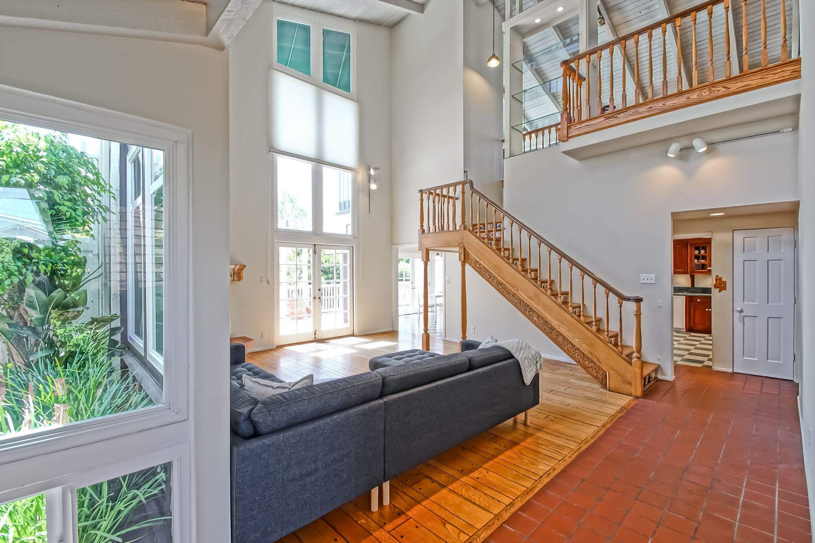 Available For 3 Months Or More Tbd Charming Fully Furnished Hilltop Home W Large Rear Yard Patio 2 Large Balconies W Ocean Views 5 Car Parking A Block From Greenbelt Downtown Mb Schools 2 Mins To Beach – photo 5