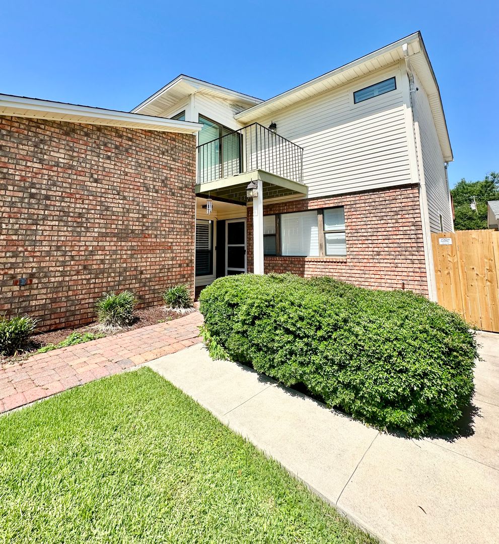 GORGEOUS 3 bedroom/3 bathroom/2 car garage townhome for rent in the desirable DONLABROOK GARDENS! – photo 2
