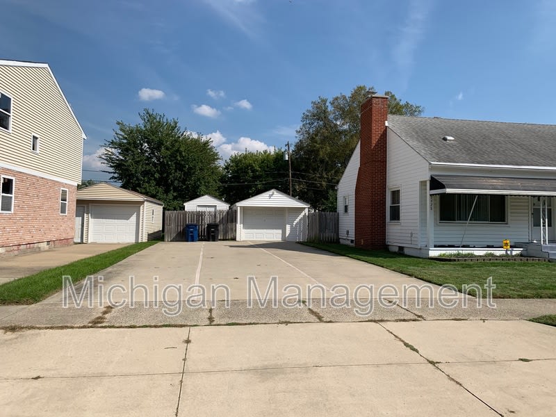 7428 Deering St – photo 2