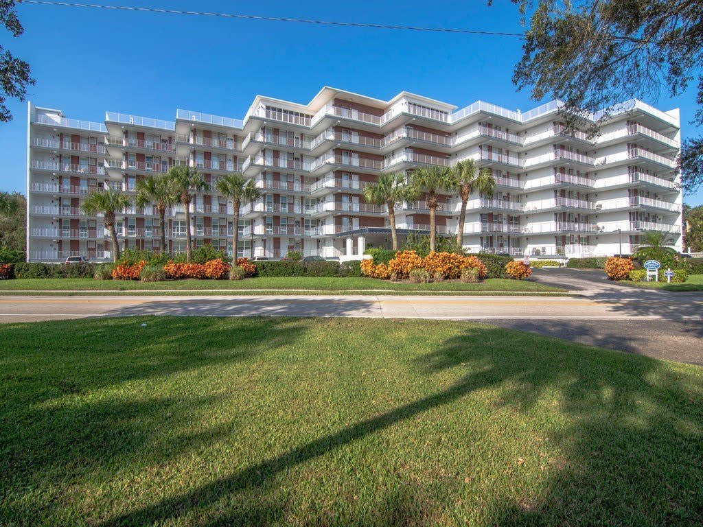 935 E Causeway Boulevard – photo 3
