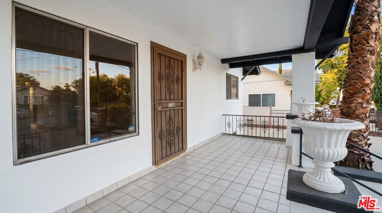 1536 N Mariposa Ave – photo 2
