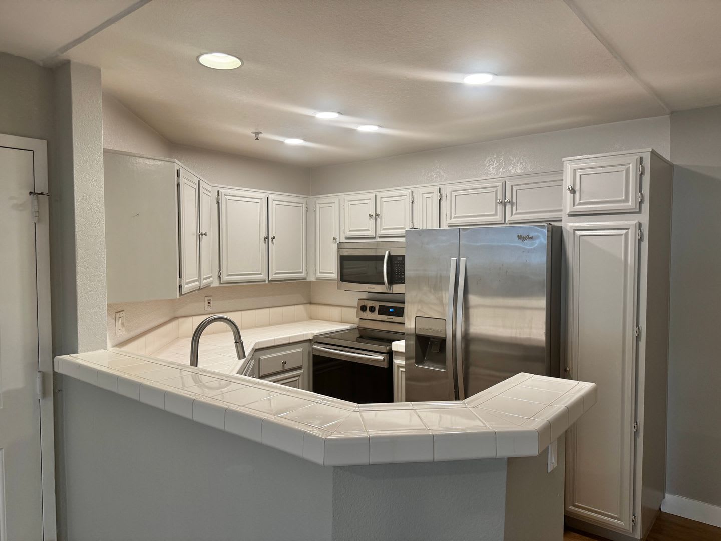 Oak Park updated 1 Bedroom with mountain views – photo 3