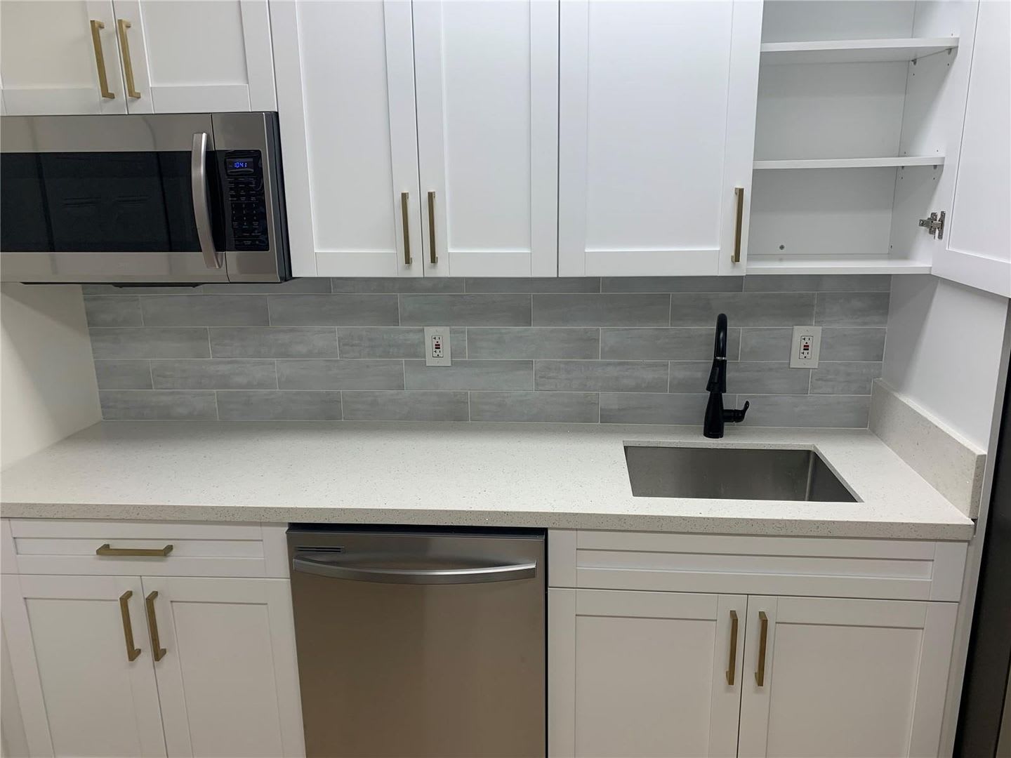 GREAT 2/1 UNIT AVAILABLE FOR IMMEDIATE MOVE-IN!! – photo 3