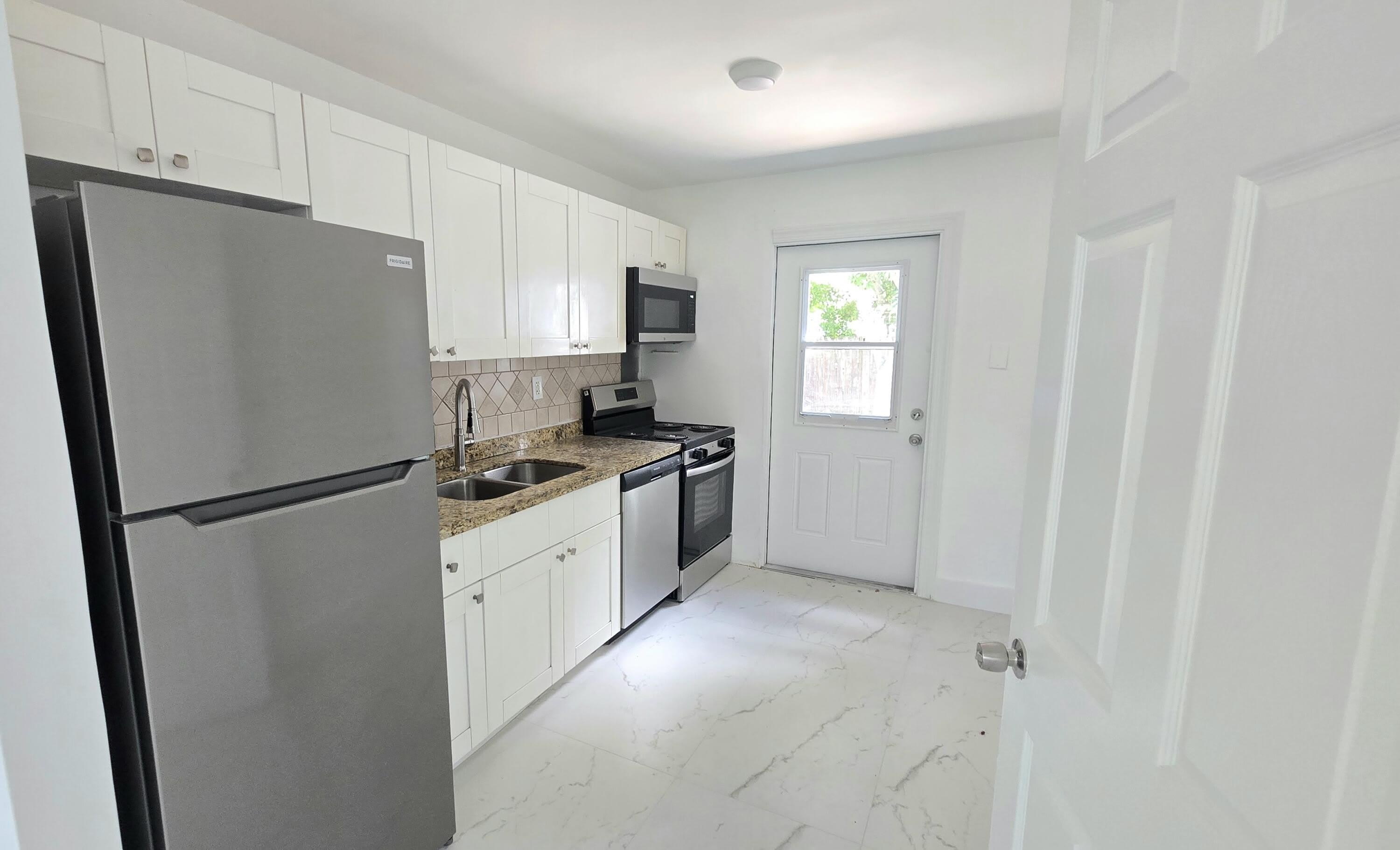 2849 NE 13th Avenue – photo 3