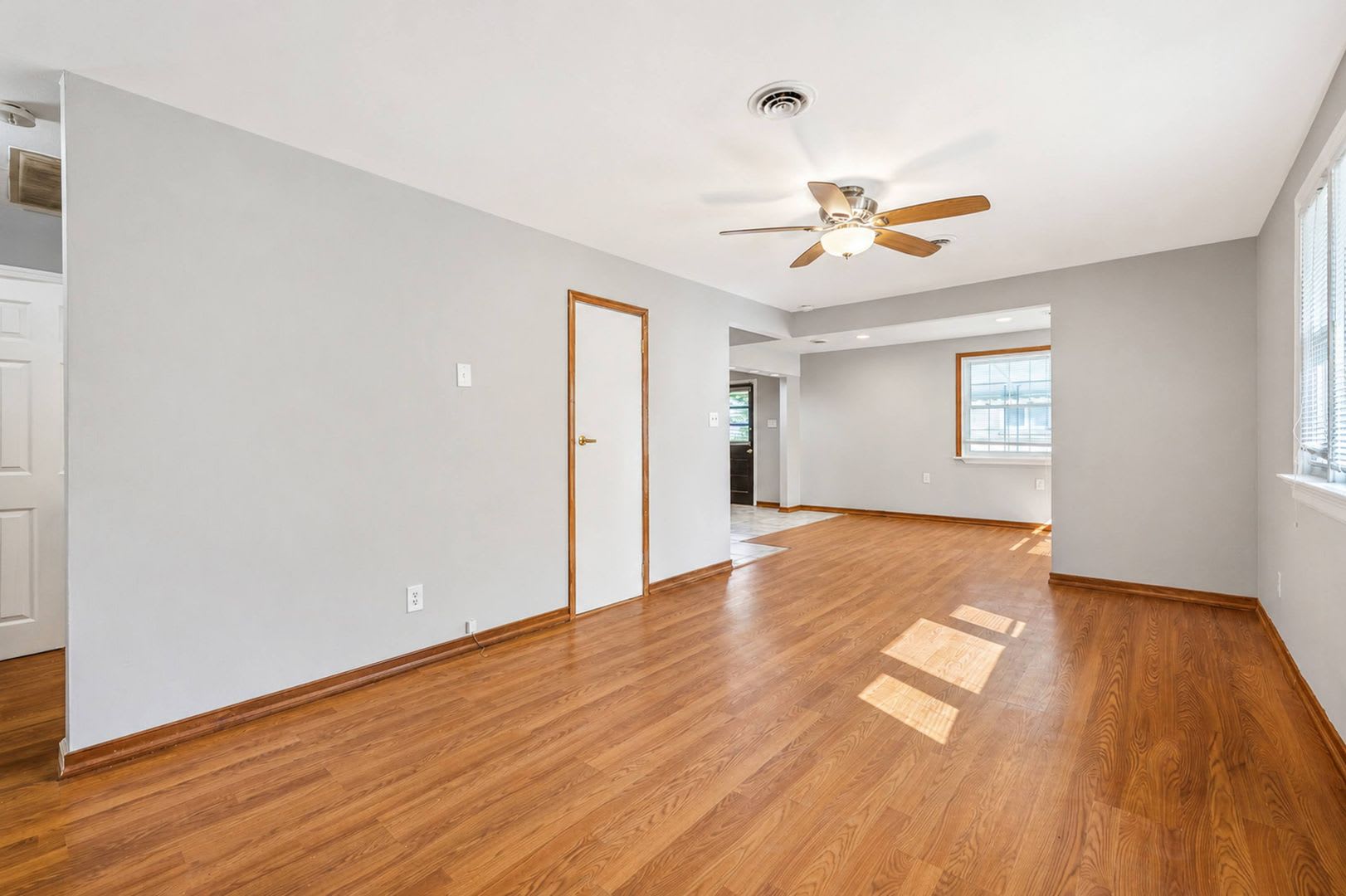 Cute 2 Bedroom Brick Ranch Williamsburg – photo 2