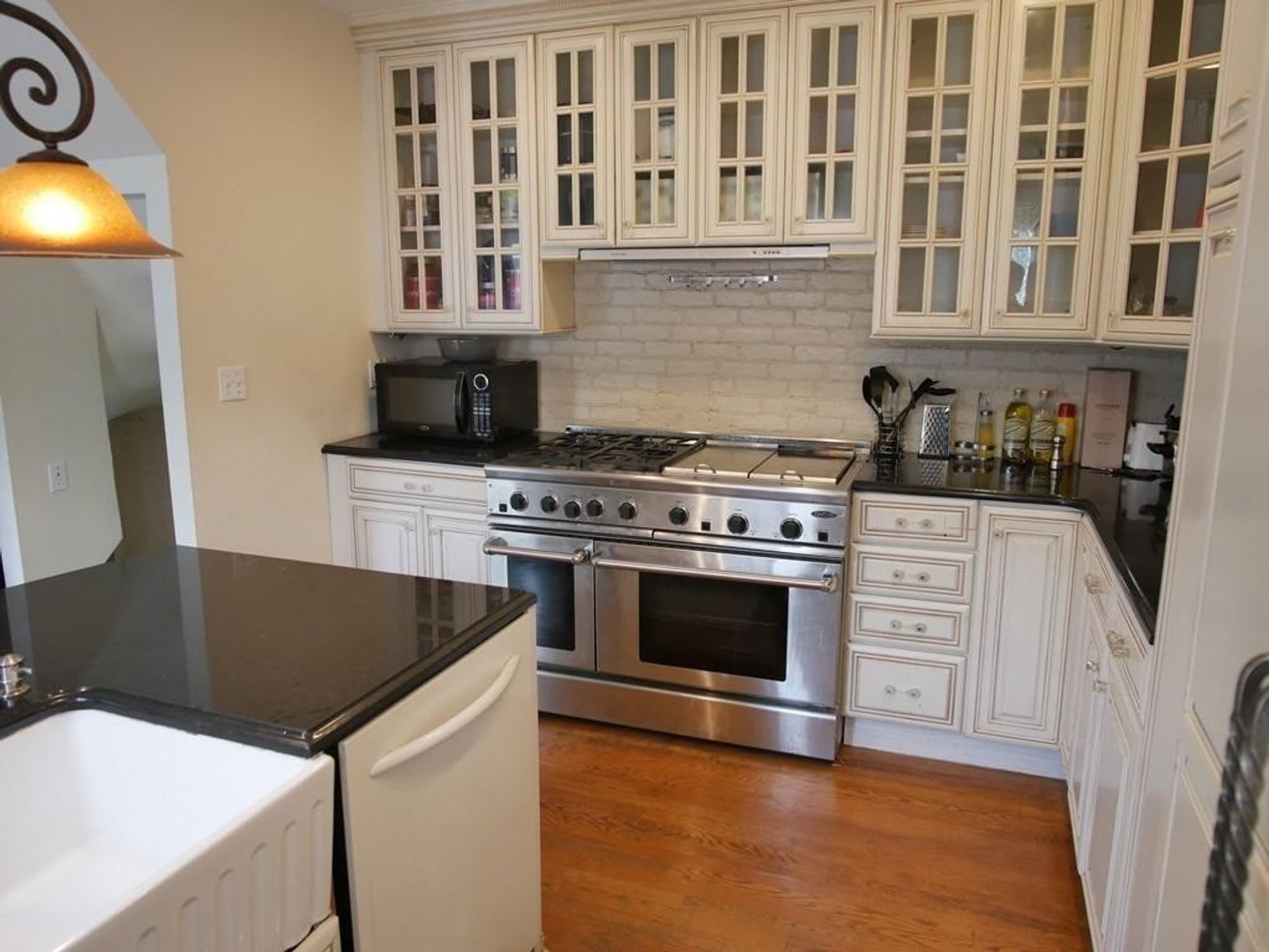 Renovated 5 Bed / 3.5 Bath in South End – 1,836 Sq Ft – W/D in Unit – 9/1 – photo 2