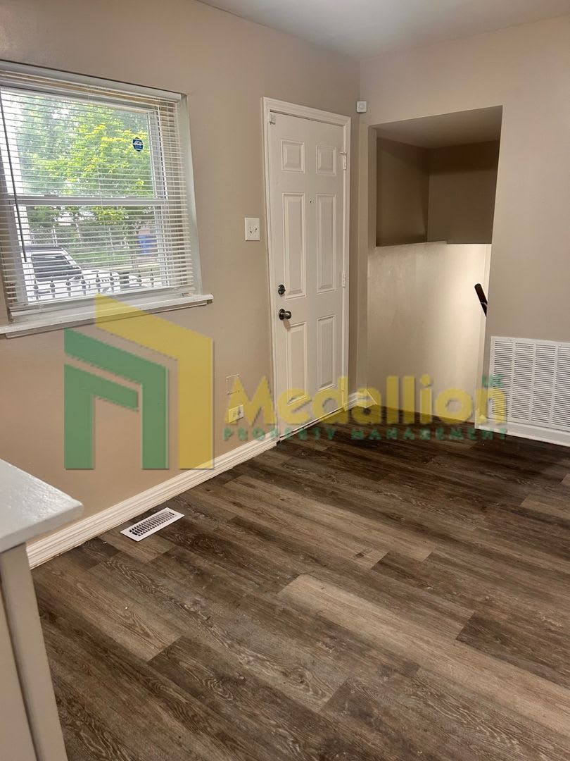 Updated 5-Bedroom Home on a Corner Lot – photo 4