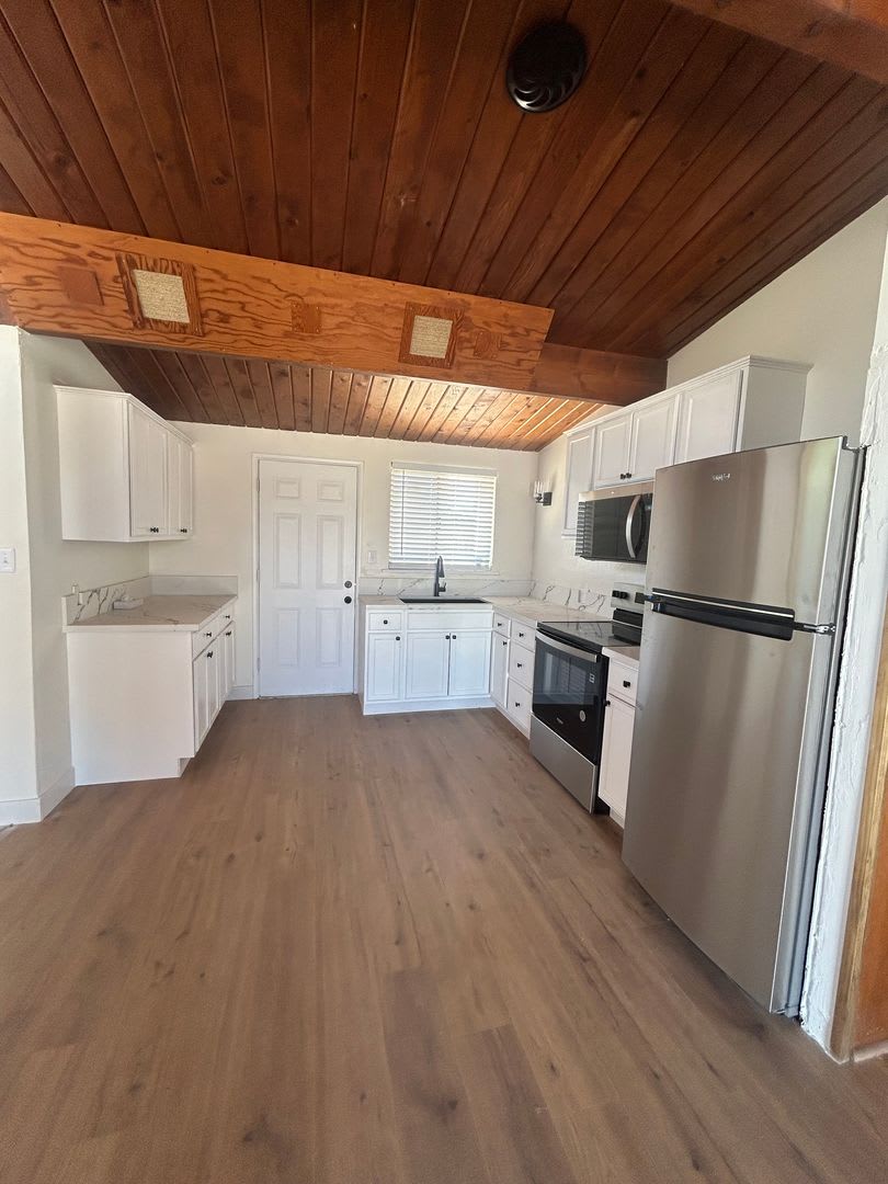 Eclectic 2 Bedroom 1 Bathroom Home – photo 5