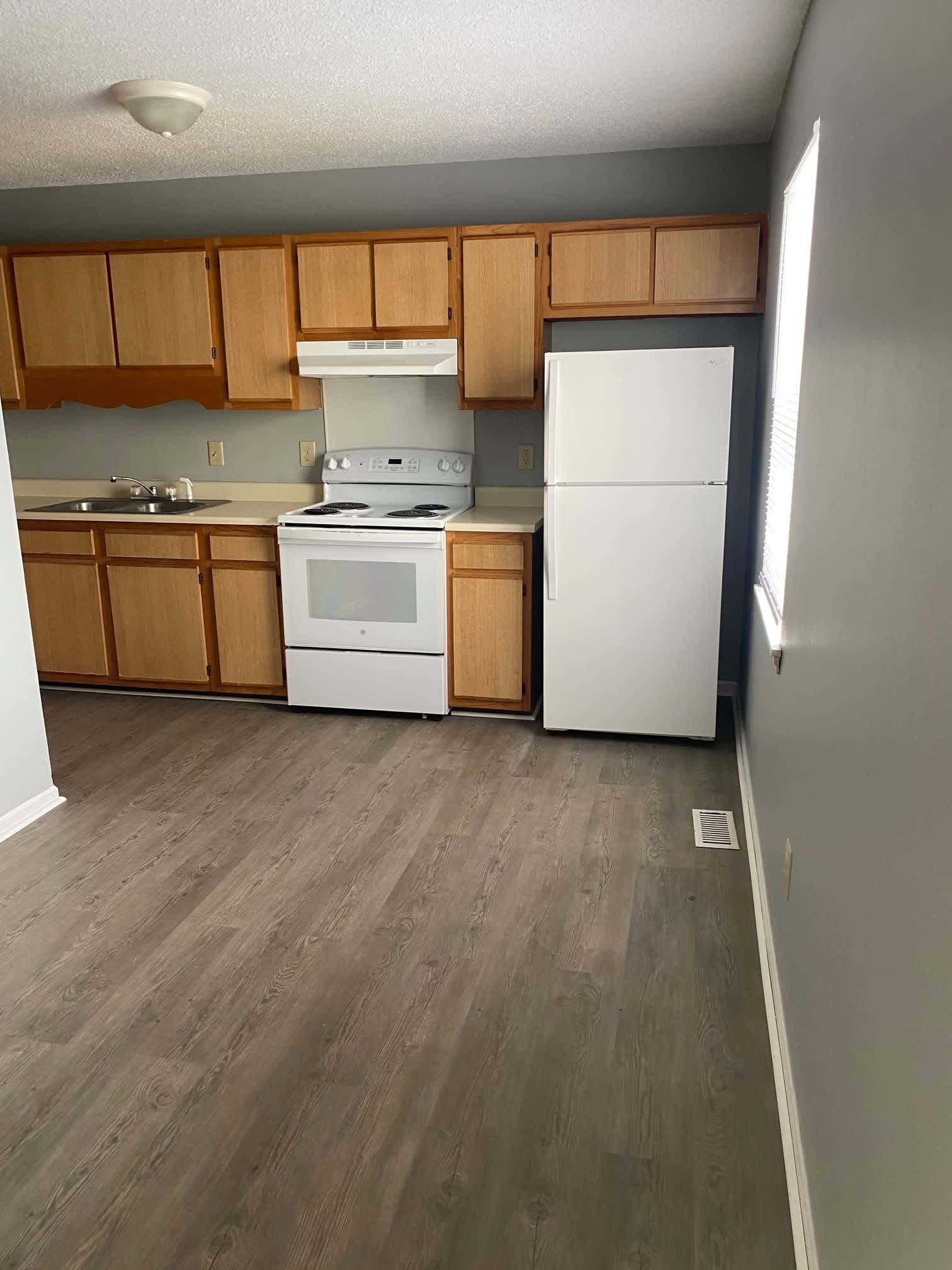 67 E Finch Ave, Apt. E – photo 3