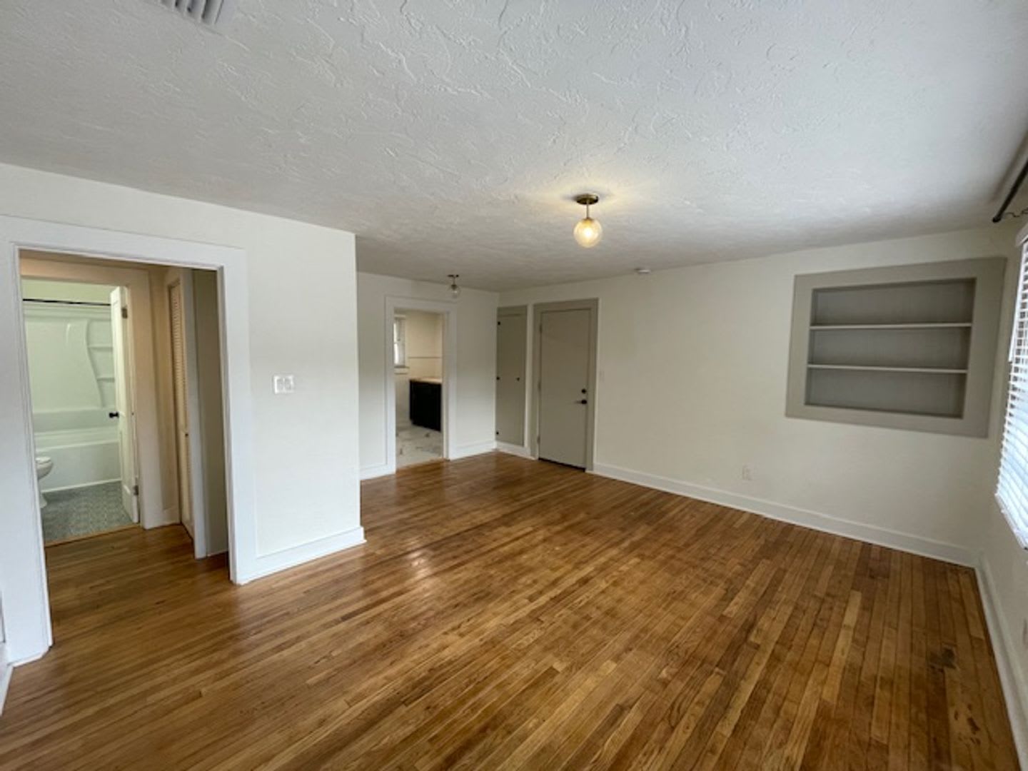Recently Renovated 2 Bedroom Apartment in Duckpond – photo 3