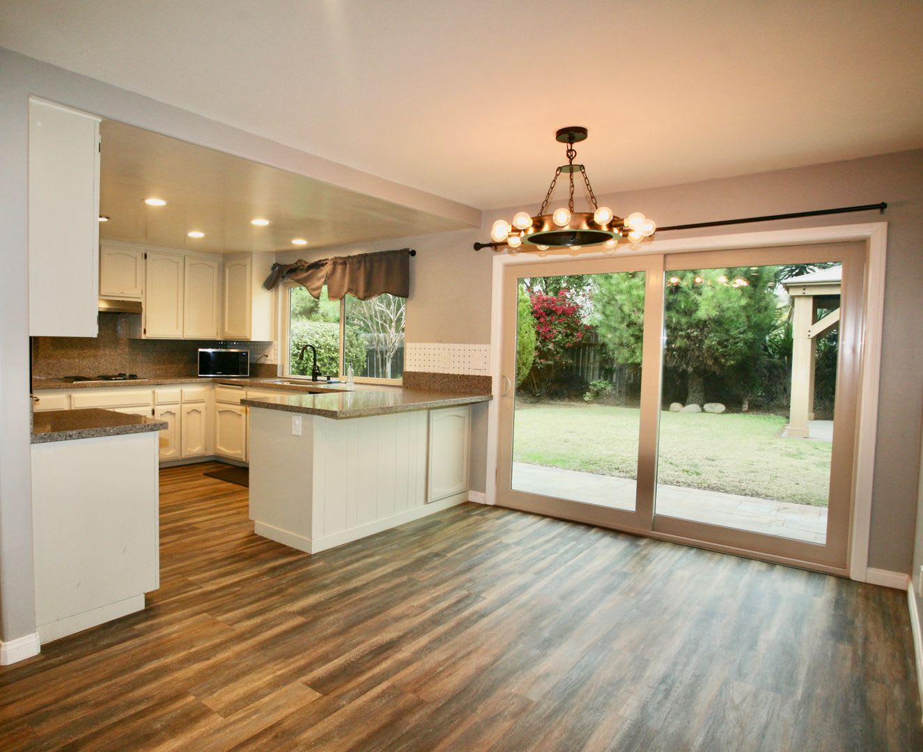 Available Now! 3br 2 1/2Ba in a Great Family Neighborhood Solar – photo 4