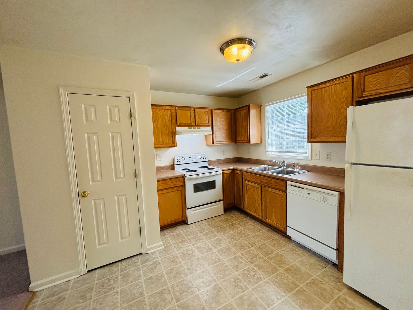 3 Bedroom 2.5 Bathroom Townhouse – photo 4