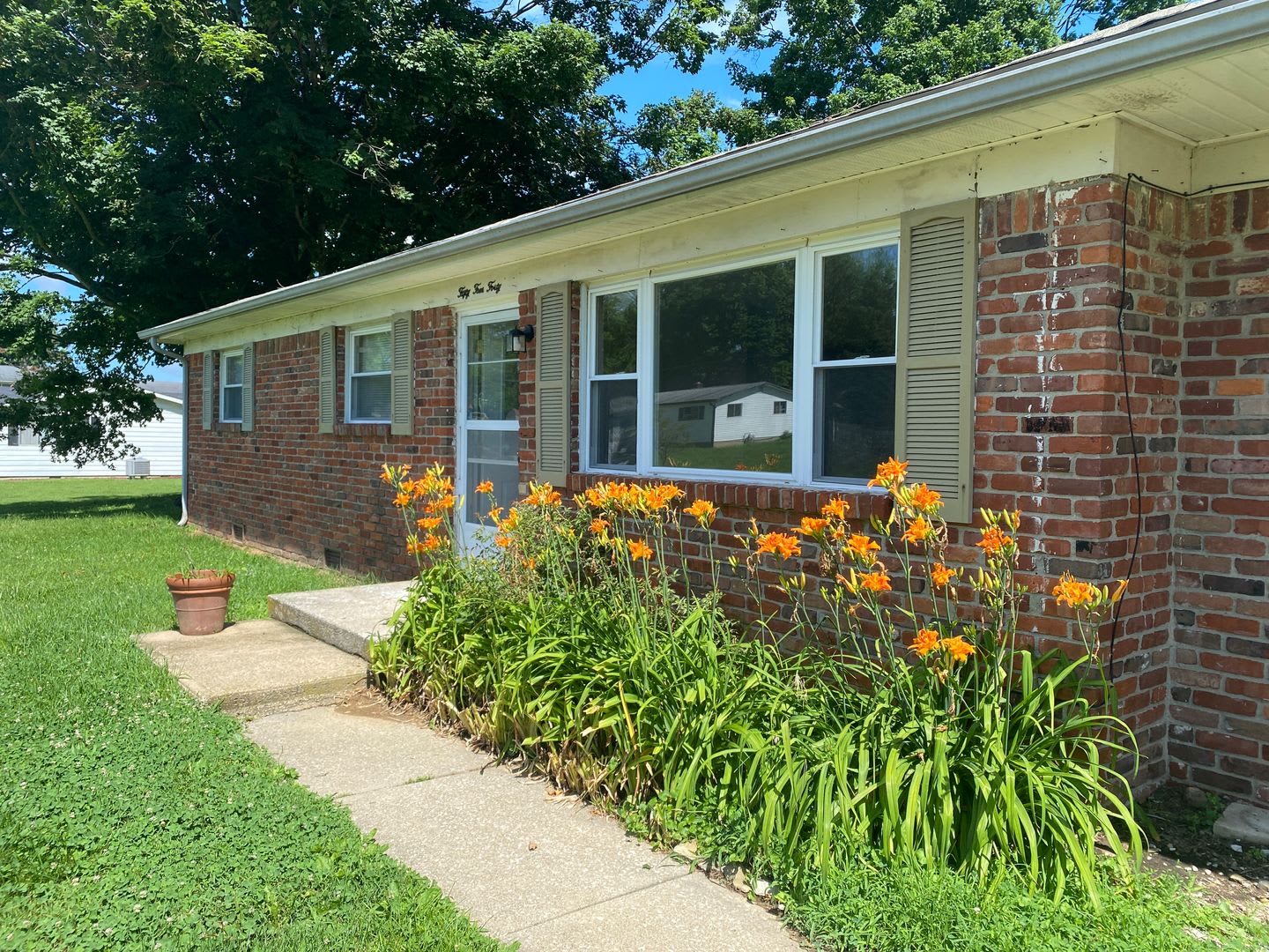 3 Bedroom, 2 Bathroom Home on Bloomington's Westside – photo 1