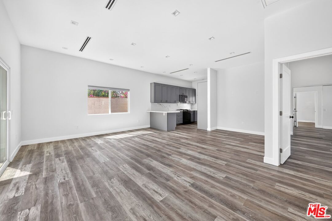 6635 Riverton Avenue – photo 1