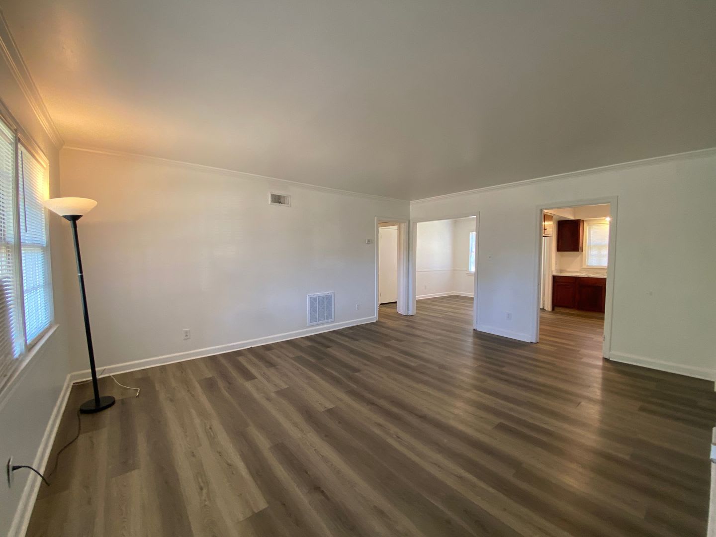 Charming 2-bedroom, 1.5-bath in Savannah, GA, Available now! – photo 2