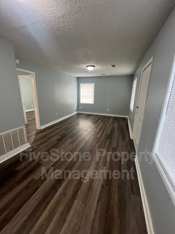 1300 Robinhood Ln – photo 3