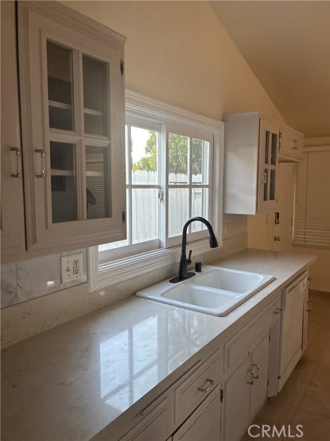 20405 Oxnard Street – photo 2