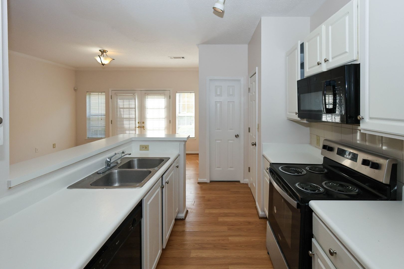 Beautiful 3 Bedroom Townhome – photo 5
