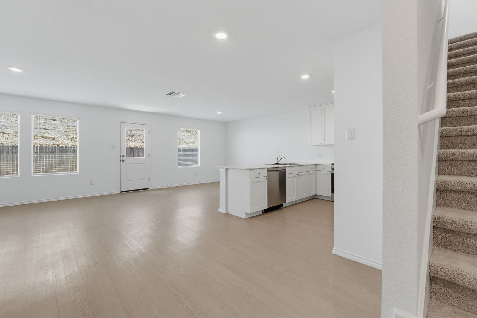 5 bedroom, 3 bath!! Within walking distance to schools! – photo 4