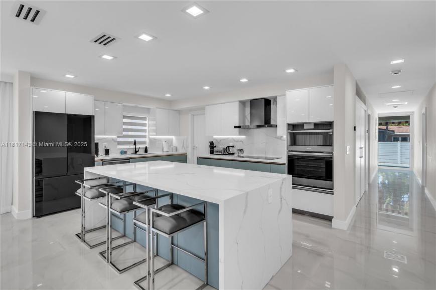 1045 Hollywood Blvd – photo 4