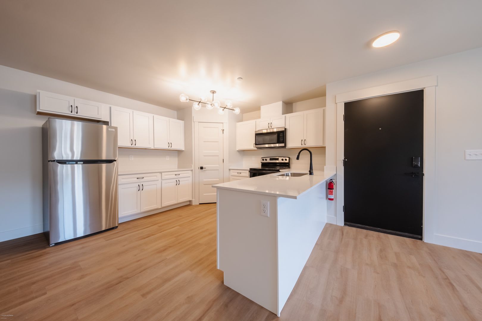 Jumbo 1 bed 1 bath Modern Apartment – photo 3