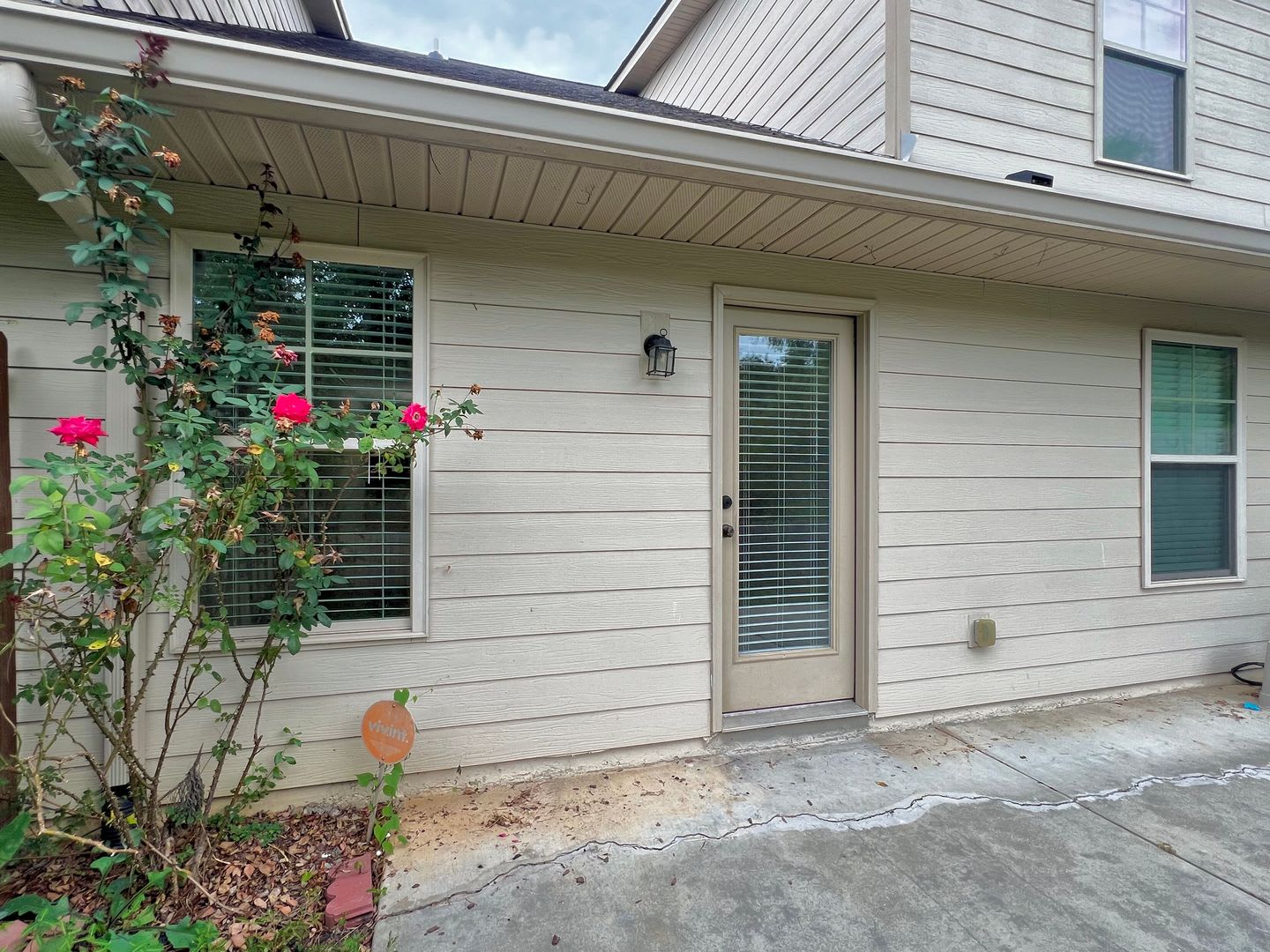 Large Town Home with Garage – photo 5