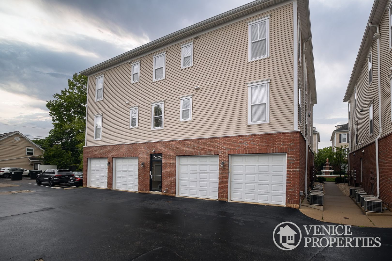Two Bedroom with Garage near Grandview – photo 2
