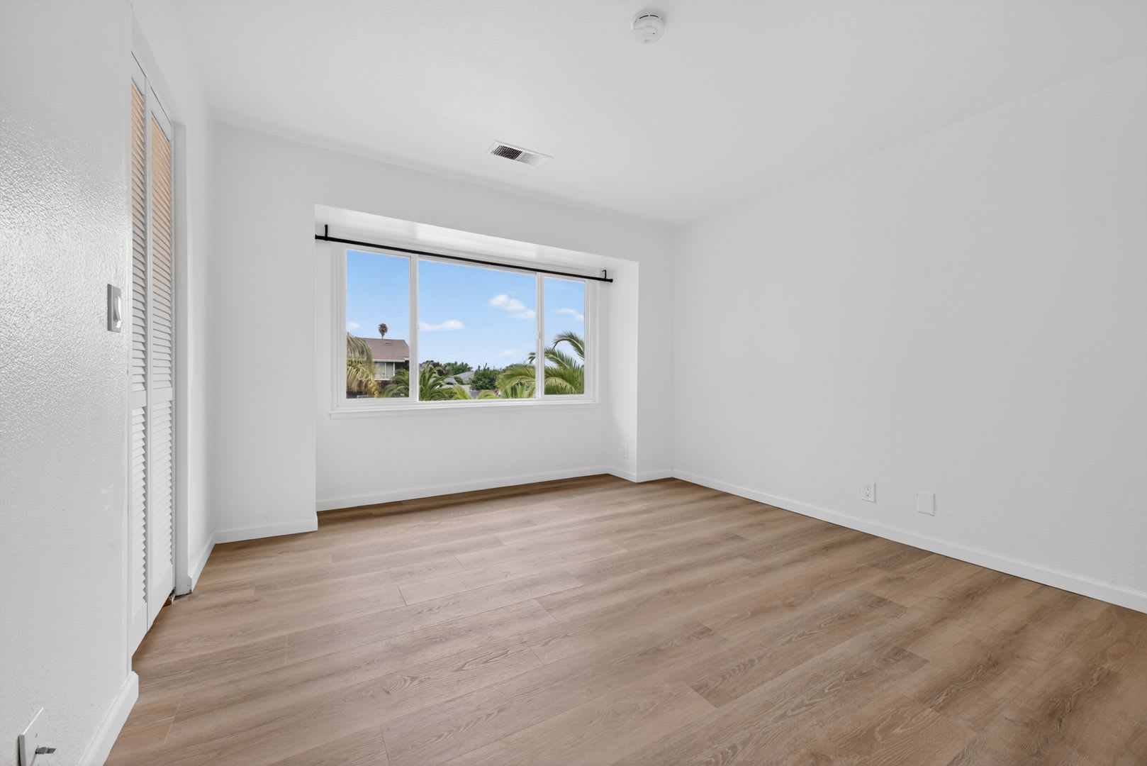 Move In Special Completely Remodeled 2 Bedroom Townhome Everything Brand New – photo 4