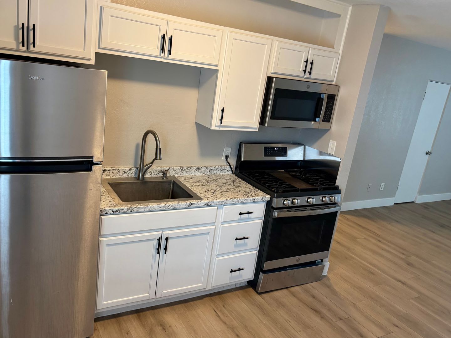 Remodeled 2Bd 1Ba Unit In A 4 Plex Near 15Th Ave Indian School In Phoenix – photo 4