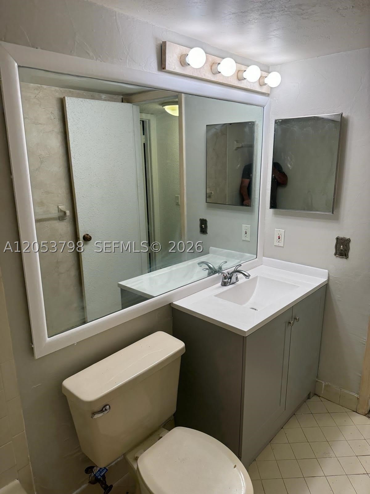 112 Lake Emerald Dr – photo 2