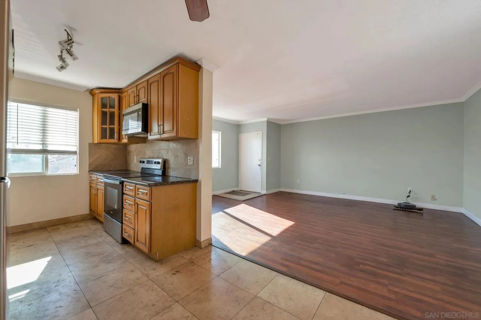 Must see 2 bedroom condo with A/C & community pool! – photo 2