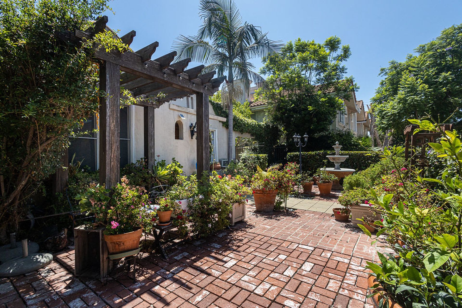 Warm & Welcoming Home Near Melrose with Room to Live, Work & Create – photo 4