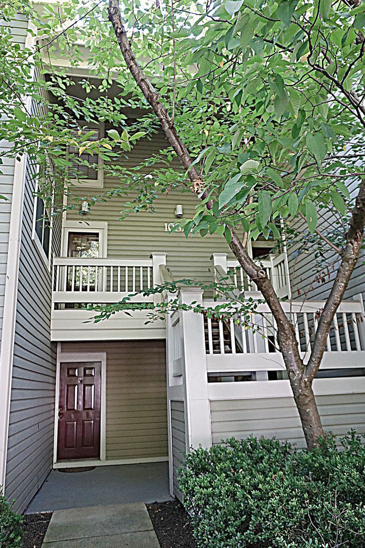 2-Bedroom Condo in Bentley Place Rockville – photo 2