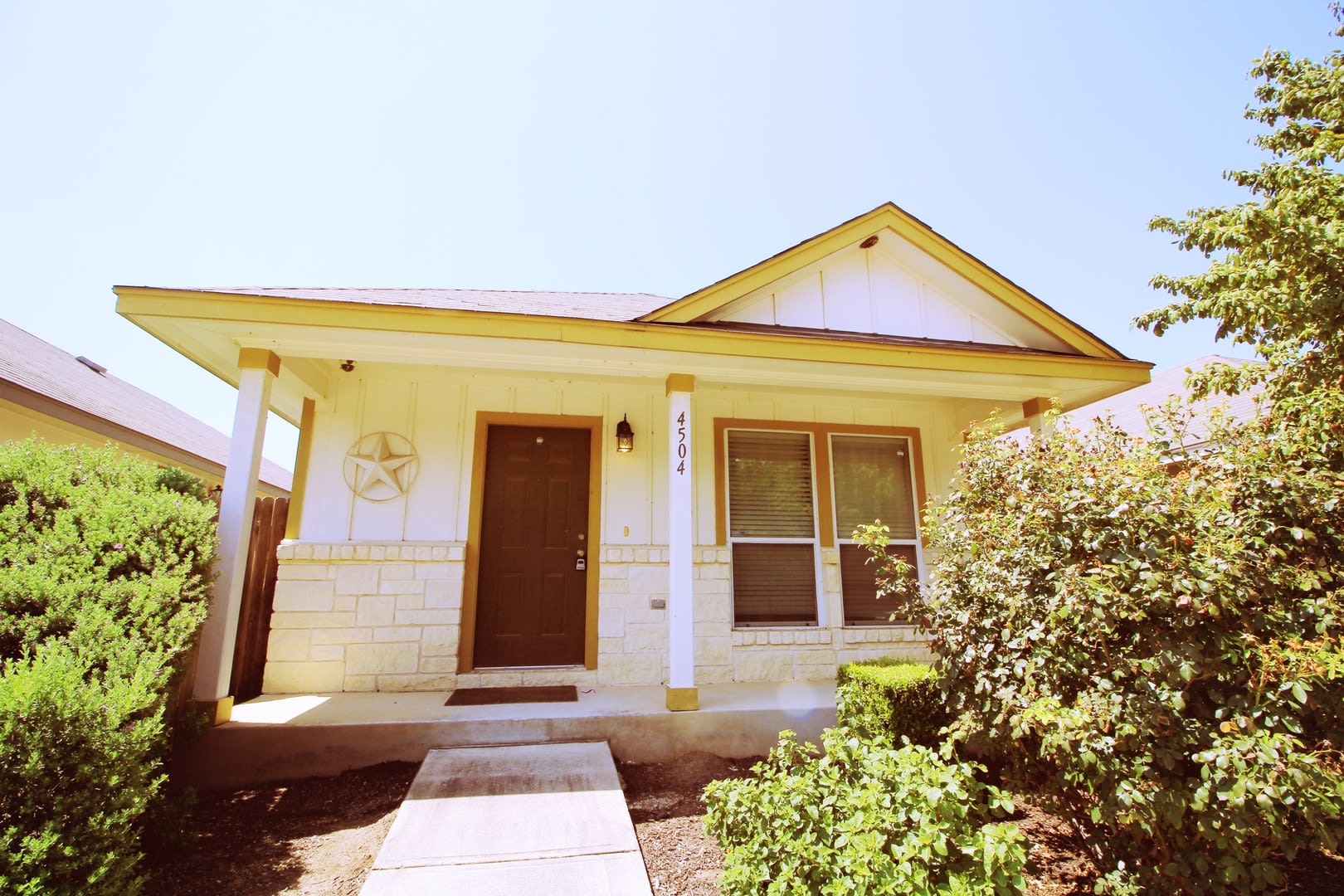 2 bedroom 1 bath adorable home – photo 1
