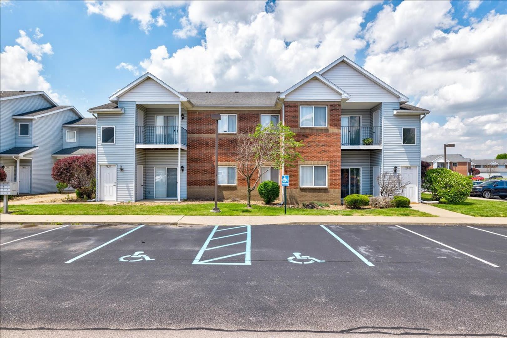 3 Bedroom 2 Bath Large Apartment Home 1 569 Mo Rent – photo 2