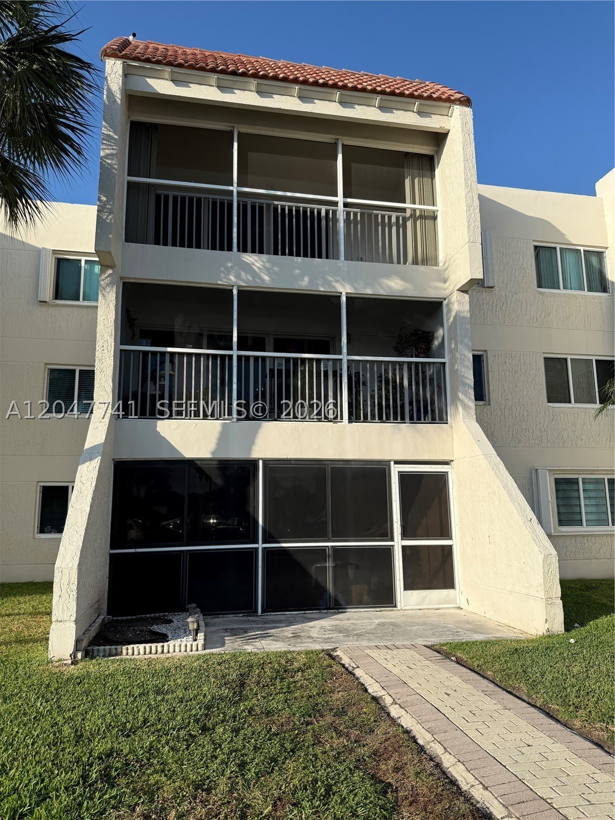 120 Lakeview Dr – photo 1
