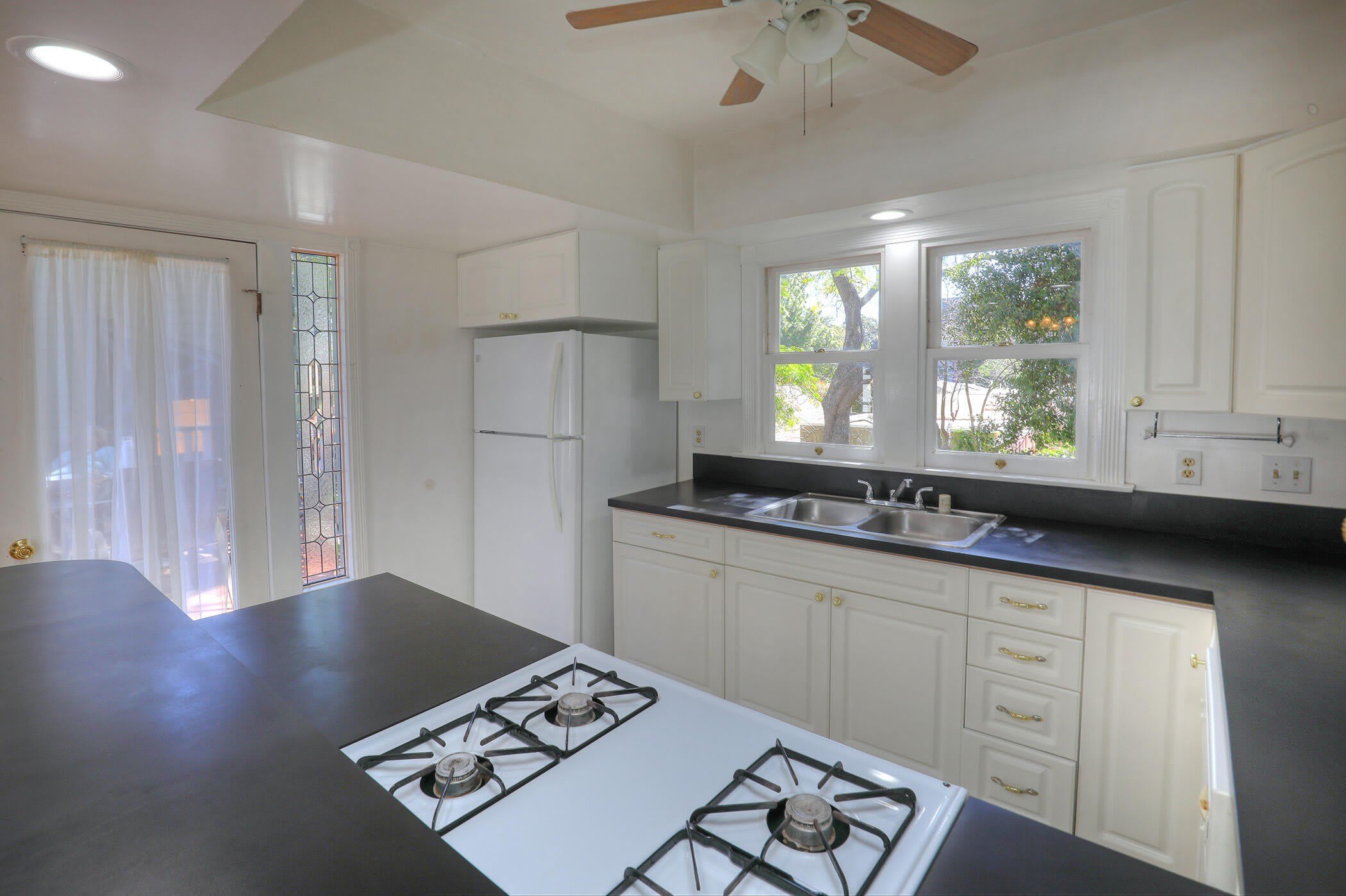 1513 De La Vina Street – photo 5