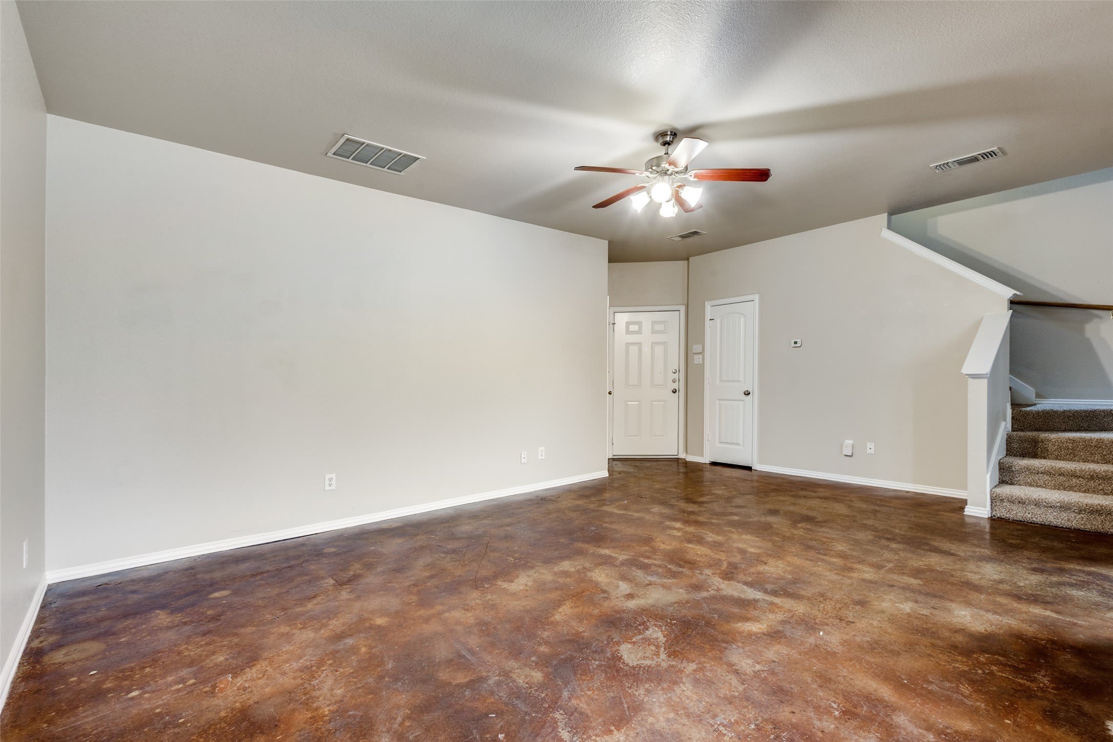 606 E College Street – photo 2