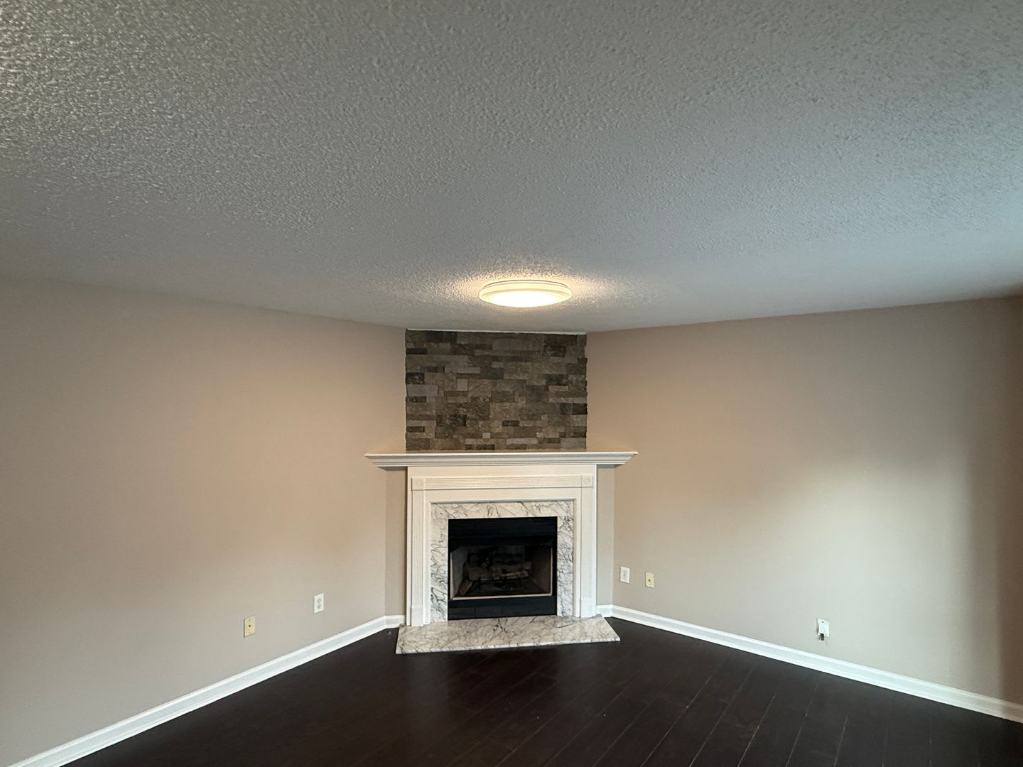 Spacious 3 Bedroom Townhome With Fireplace Private Fenced Backyard – photo 2