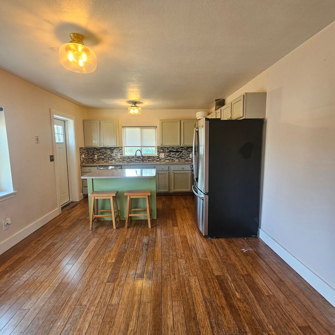 Comfortable 3-Bedroom, 2-Bath Lower Unit with Fully Fenced Yard in West Bremerton – photo 3