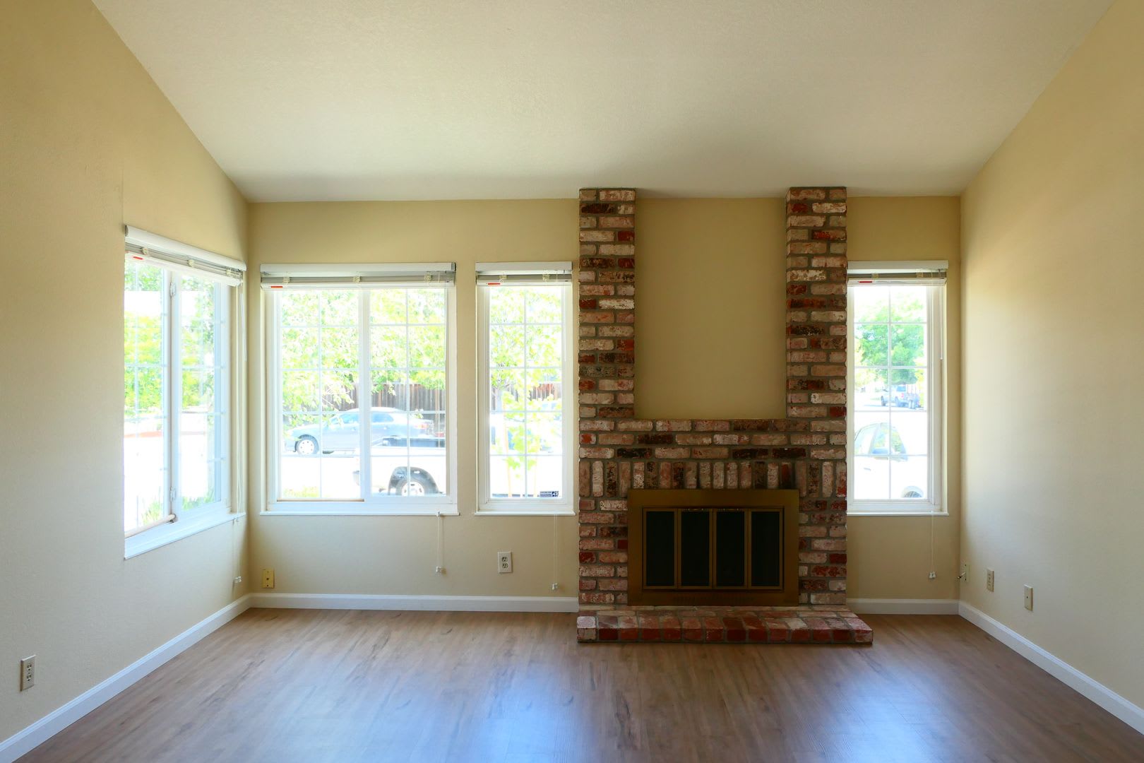 3bed/2 full bath + 1 office in the backyard. Single Family Home! – photo 3