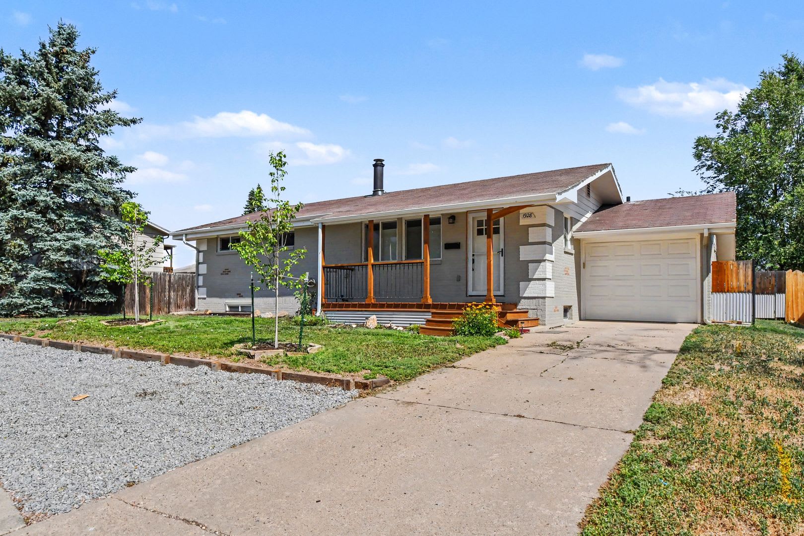 Updated 5 Bed House w/ Central AC & Fenced Backyard – photo 2