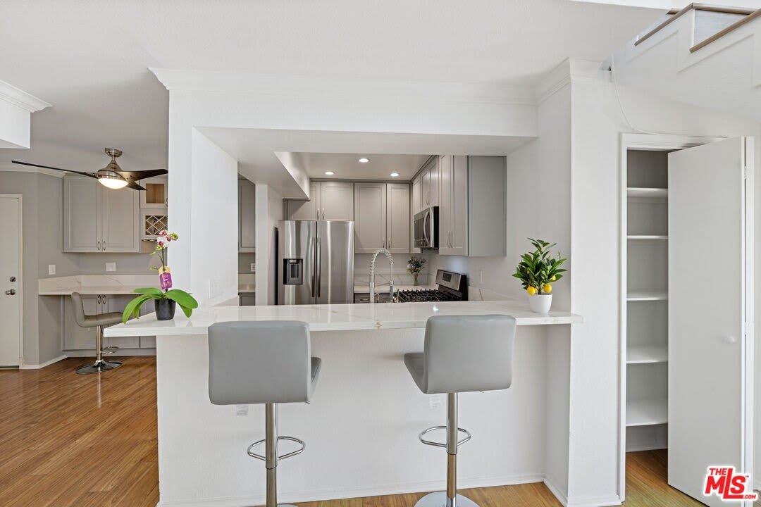 5325 Newcastle Ave – photo 2