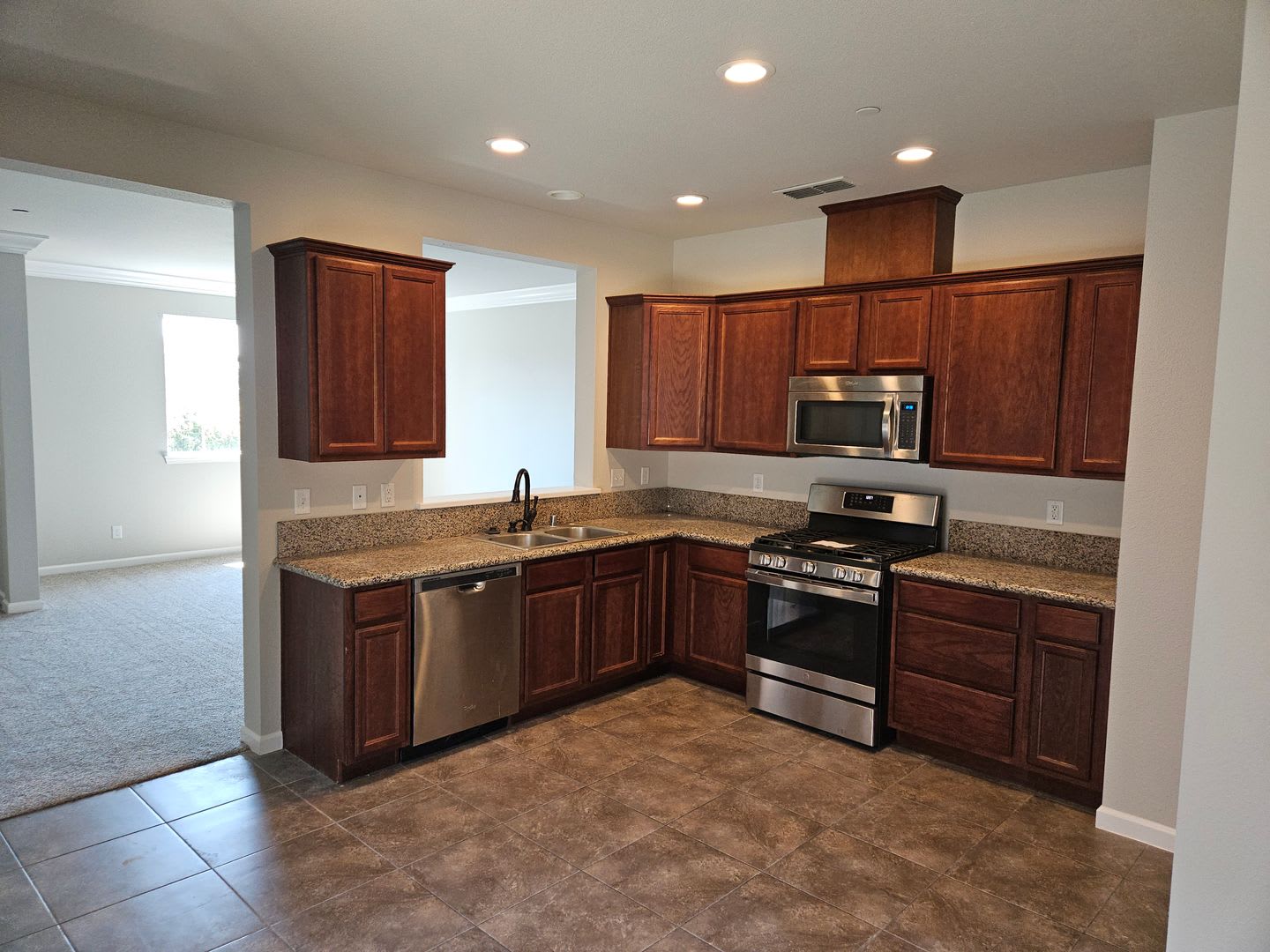 4 Bed 2 5 Bath With Large Bonus Room Garage – photo 5