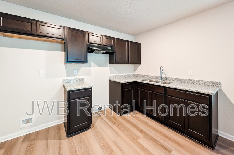 2811 Myrtle Ave #1 – photo 2