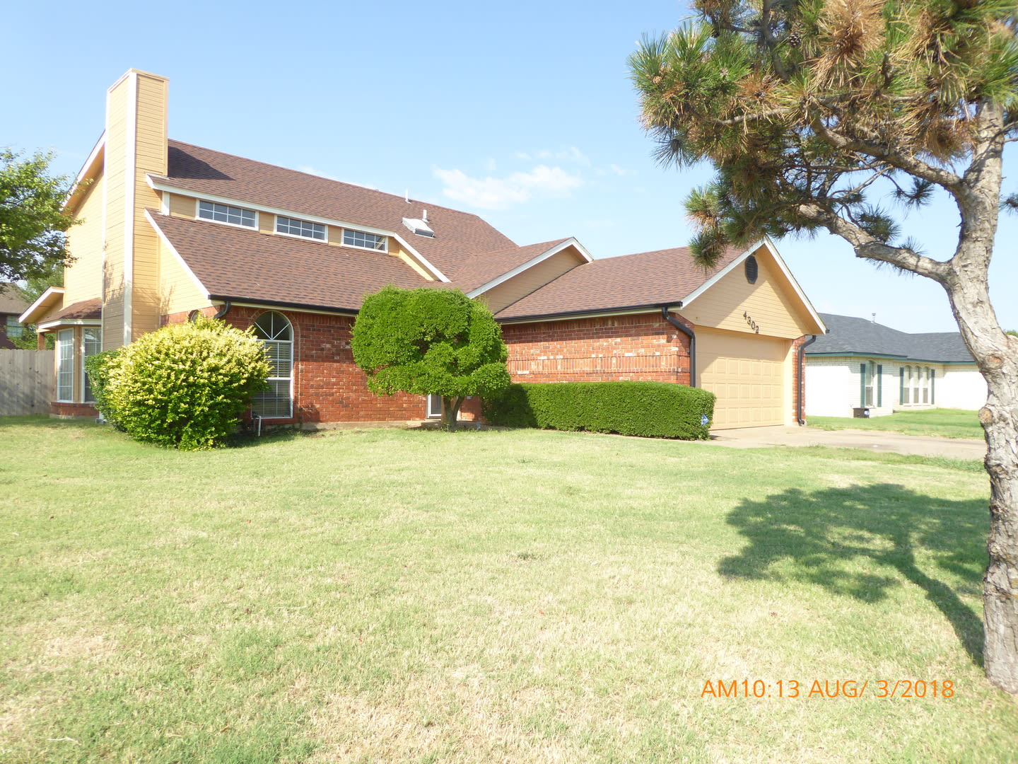 Spacious 2 story house on large corner lot – photo 2