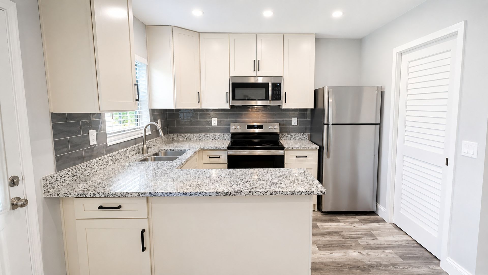 Annual UNfurnished Beautifully totally renovated duplex in Sarasota – photo 4